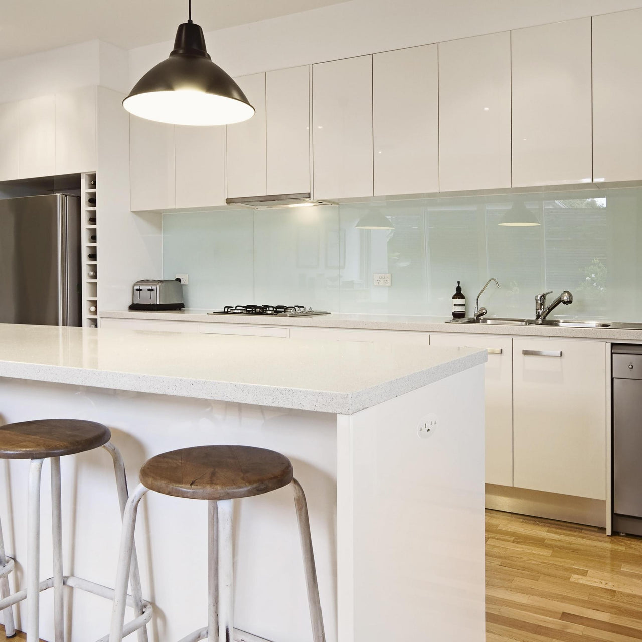 Sillites kitchen island receptacle